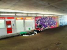 Bezdomny w przejściu metra w Hamburgu