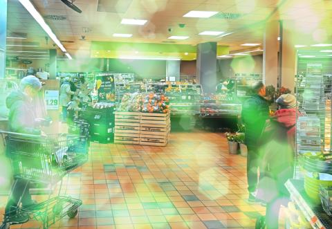 Supermarket Edeka na zadupiu z mnóstwem lokalnych warzyw i owoców i dużym działem żywnosci eko/bio